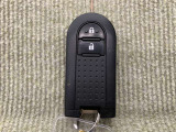手荷物が多いときでも、スマートキーをバッグやポケットに携帯していれば、キーを取り出すことなくドアの解錠・施錠ができます