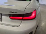 L字型リアコンビランプ:BMWの伝統的なデザインのひとつです。夜間でも誰が見てもBMWとわかる印象的なデザイン。