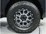 ホイール:MKW M20417インチ8J+20を装着アメリカンな大型スタッドボルトがワイルドなイメージをさらにUPさせる立役者!
