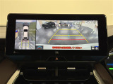 【パノラミックビューモニター】自車周辺をぐるりと俯瞰できるカメラで危険を察知。上空からの映像で自動車や障害物の位置が詳細に確認できるので、狭い駐車場でも安心して駐車できますね。