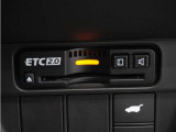 ◆ETC2.0装着◆進化したドライブ体験。料金収受システムだけだったETCが生まれ変わって、高速道路を賢く使うETC2.0に進化しました。多彩な情報サービスが便利で快適なドライブ体験を提供します。