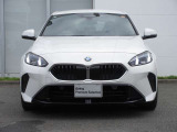 BMWと言えば特徴的なキドニーグリル。ダイナミックなフロントマスクを演出します。