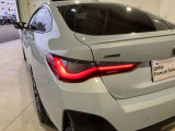 L字型リアコンビランプ:BMWの伝統的なデザインのひとつです。夜間でも誰が見てもBMWとわかる印象的なデザイン。