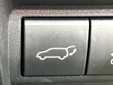 【パワーバックドア】スマートキーや運転席のボタンを押すだけでリアゲートが自動で開閉します!荷物を持っている時や、高い位置にあるバックドアを閉める際に便利な機能です♪