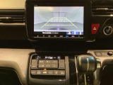 バックでの車庫入れも安心です! リアカメラが付いているバックモニター付のナビを装備しております。操作線もついており距離感も画面から確認できます。