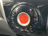 【オートエアコン】一度お好みの温度に設定すれば、車内の温度を検知し風量や温度を自動で調整。暑い…寒い…と何度もスイッチ操作をする必要はありません。快適な車内空間には必須の機能ですね♪