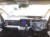 【前方視界】開放的な前方視界!運転がしやすく疲れにくいです♪窓が大きく、見通しがとっても良いおクルマですよ♪