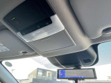 車両後方のカメラ映像を映し出し、車内の状況や、天候などに影響されずいつでもクリアな後方視界が得られるインテリジェントル-ムミラ-が装備されております。