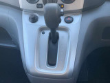 縦配列のシフトレバーです。ダッシュボードにある為運転席から助手席側への移動も楽ちんです。