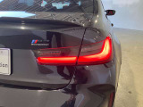 L字型リアコンビランプ:BMWの伝統的なデザインのひとつです。夜間でも誰が見てもBMWとわかる印象的なデザイン。