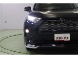 存在感のあるワイドなヘッドライトは環境にも優しく経済的なLED。周囲の明るさを感知して点灯・消灯するオートライト搭載。オートハイビームも搭載していますので面倒なヘッドライトの切替えは不要です。