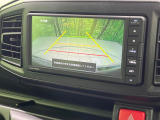 【バックカメラ】駐車時に後方がリアルタイム映像で確認できます。大型商業施設や立体駐車場での駐車時や、夜間のバック時に大活躍!運転スキルに関わらず、今や必須となった装備のひとつです!