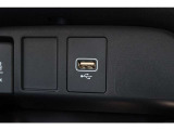 ナビと有線接続するためのジャックを設けています!もちろん充電も可能です!