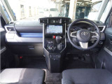 ◆視界広々で非常に運転しやすくロングドライブでも疲れを感じさせないすっきりとまとまったインパネ周りです。