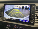 リバースギアに入れるだけで後方の表示へ切り替わります。夜間や雨の日の駐車も楽になりますよ。