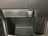 アクセサリーソケットはUSBのアダプターなどをつければ、スマホの充電にも使えます。周辺には物が置けるボックスがついています。