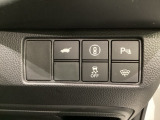 Hondaセンシング用の、VSA(ABS+TCS+横滑り抑制)解除とレーンキープアシストシステムのメインスイッチなどはハンドルの右側に装備しています。