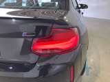 L字型リアコンビランプ:BMWの伝統的なデザインのひとつです。夜間でも誰が見てもBMWとわかる印象的なデザイン。
