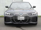 BMWと言えば特徴的なキドニーグリル。ダイナミックなフロントマスクを演出します。