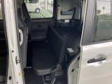荷室とフラットになるためリアシートは緊急用ベンチシートです。