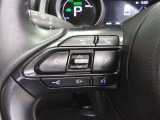 ステアリングには運転中でも簡単に操作できる各種スイッチついてます