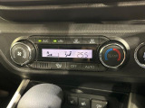 【オートエアコン】一度お好みの温度に設定すれば、車内の温度を検知し風量や温度を自動で調整。暑い…寒い…と何度もスイッチ操作をする必要はありません。快適な車内空間には必須の機能ですね♪