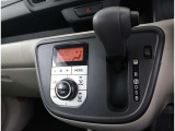 オートエアコンで車内の温度管理も自動調整で行ないますのでらくらくです!安心して運転に集中できます!!