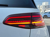 後続車からの視認性に優れるLEDダークテールランプ。ウィンカーは流れる様に点滅する「ダイナミックターンインジケーター」を装備。