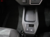 オートブレーキホールド機能付き電動パーキングブレーキで渋滞や信号待ちなどでブレーキを踏んで停車したときにブレーキペダルから足を離してもブレーキを保持するので安心です