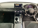 車内は光触媒抗菌消臭施工済です。インパネ周りはスタイリッシュなデザインです。グローブボックスやカップホルダーのほかにトレーなどたくさんの収納スペースが付いています。