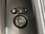 【電動格納ミラー】サイドミラーは電動格納式となっており、狭い駐車場でもキズがつくリスクを抑えられます。