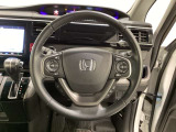 ハンドルにHondaセンシング系のクルーズコントロールやレーンキープアシストなどのスイッチと、オーディオの操作スイッチが装備されています。ハンドルから手を離さず安全に操作できます。