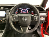 ハンドルにHondaセンシング系のクルーズコントロールやレーンキープアシストなどのスイッチと、オーディオの操作スイッチが装備されています。ハンドルから手を離さず安全に操作できます。