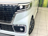 【LEDヘッドライト】悪天候や夜間走行時も良好な視界を確保し安心して運転できる高輝度LEDヘッドライトを装備!点灯速度が早く、消費電力も抑えられています。
