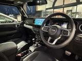 ステアリングを握ればJeepワールドが目の前に広がります。