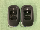 スマートキーを装備しています。鍵を差し込むことなくドアロックの開け閉めと、スタートボタン操作でのエンジンスタートができます。スペアキーも同じものを用意しております。