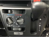ダイヤル式のマニュアルエアコンを標準装備しています