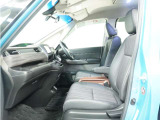運転席と助手席は足元が繋がっているので自由に行き来しやすいので駐車場が狭いときでも助手席側からスムーズに乗り降りできて便利!
