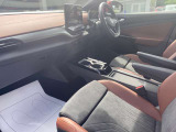 インフォテイメントモニターは運転席側を向いてる為、操作性と視認性が高まっております。