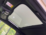 【ガラスルーフ】ガラスルーフ搭載で車内の解放感が一気にアップ!開放的なドライブをお楽しみいただけます。