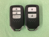 スマートキーを装備しています。鍵を差し込むことなくドアロックの開け閉めと、スタートボタン操作でのエンジンスタートができます。スペアキーも同じものを用意しております。
