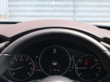 運転視界の遠方上方に虚像を投影することで前を見ながら情報の視認ができます。本当にドライバーが必要な情報を適切に伝え、楽しんで頂くことを考えた新世代装備です。※虚像は2.6m前方に浮かぶイメージです。