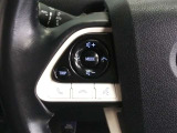 ステアリングには運転中でも簡単に操作できる各種スイッチついてます
