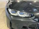BMWレーザーライト:ハイビーム点灯時の照射距離を従来のロービームの2倍の600mまで可能にます。ブルーのデザインアクセントも装備されます。