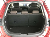 【広々トランクルーム】車体に対してスペースは広めに作ってあります。また、背もたれを倒すとより多くの荷物を乗せることができます。