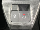【電動パーキングブレーキ】パーキングブレーキは便利な電動式!ボタン一つで操作でき、アクセルを踏めば自動で解除されます♪レバーやペダルが無いので運転席廻りもすっきりしますね♪