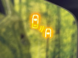 【ブラインドスポットモニタリング】走行中、ドアミラーの死角になりやすい箇所に後続車が接近するとサイドミラー付近に警告を表示、ドライバーに注意喚起をしてくれます。