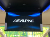 【ALPINE12.8型リアビジョン】カーナビで再生したDVD映像などを後席で観られるリアビジョン。ドライブがより楽しくなります。