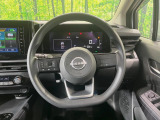 インテリアに合わせたデザインのステアリングは、運転される方のことも考え、運転しやすい形状、大きさです。是非一度、実際に触ってお確かめください。