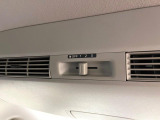 【サーキュレーター】前席と後席の温度差を解決するための便利装備!室内の空気を効率よく循環させて、冷たい空気や温かい空気の偏りを解消させます。